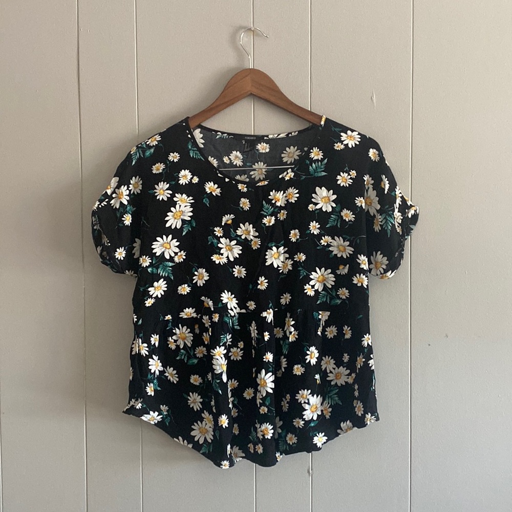 Forever 21 babydoll daisy print T-shirt size L